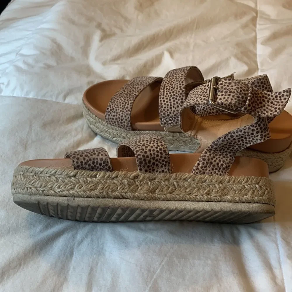 Universal Thread, shallow wedges, size 6. Uppers show no signs of wear